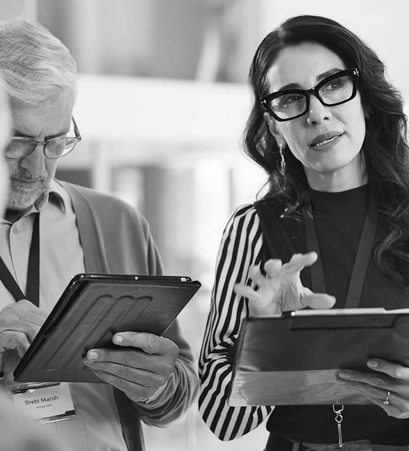 Kobieta i mężczyzna podczas realizacji badania. Mężczyna analizuje, natomiast kobieta zadaje pytanie.